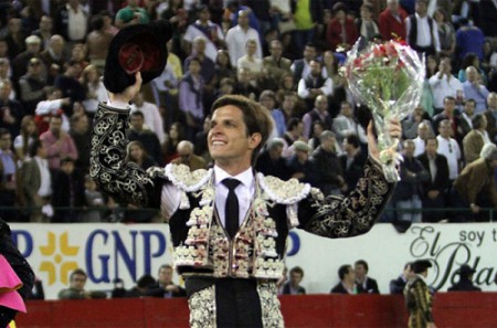 El diestro Julián López "El Juli" se proclamó triunfador al cortar la única oreja de la tarde en la que el mexicano Ricardo Frausto tomó la alternativa y recibió una ovación y Morante de la Puebla no consiguió premio de ninguno de los tres toros que lidió